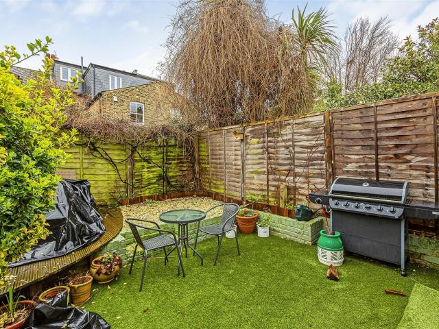Apartment for rent in Mortlake, Greater London