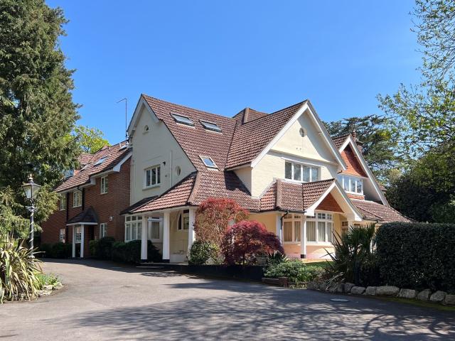 Apartment for rent in Branksome Chine, Branksome Park