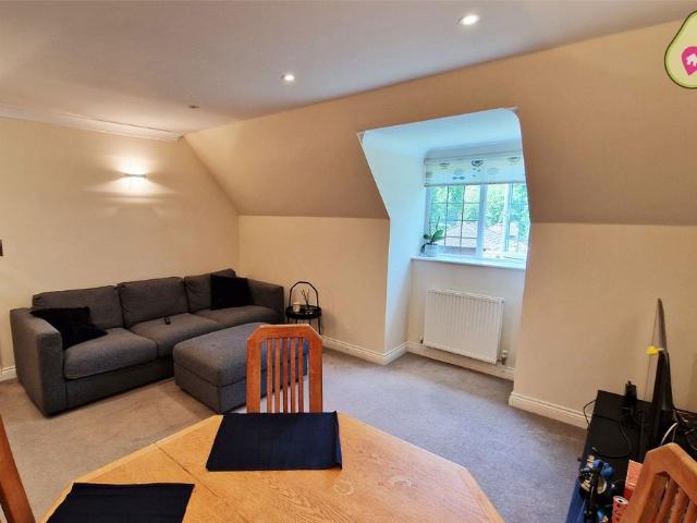 Apartment for rent in Heatherside, Heol-las