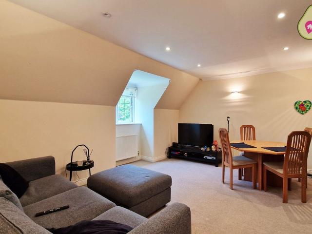 Apartment for rent in Heatherside, Heol-las