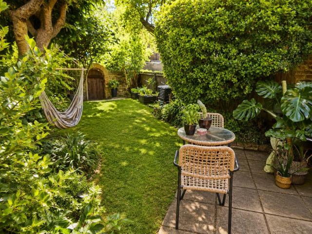 Apartment for rent in Brondesbury, Greater London
