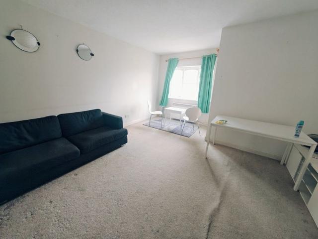 Apartment for rent in Poplar Grove, Greater London