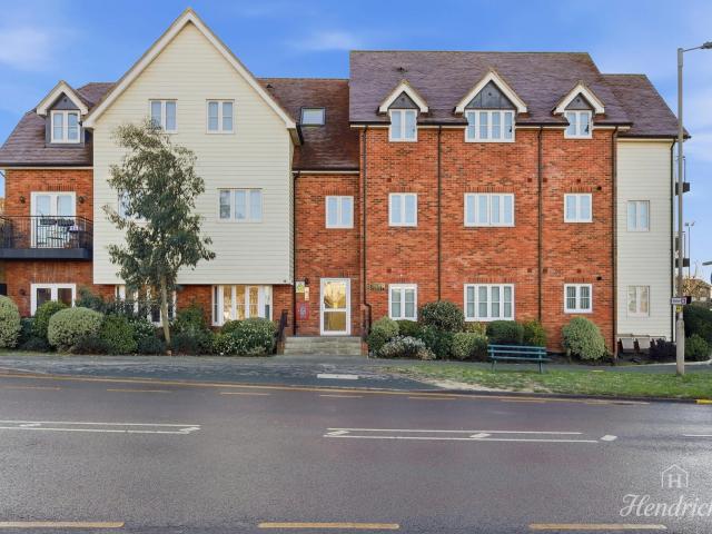 Flat for sale in South Benfleet, Essex