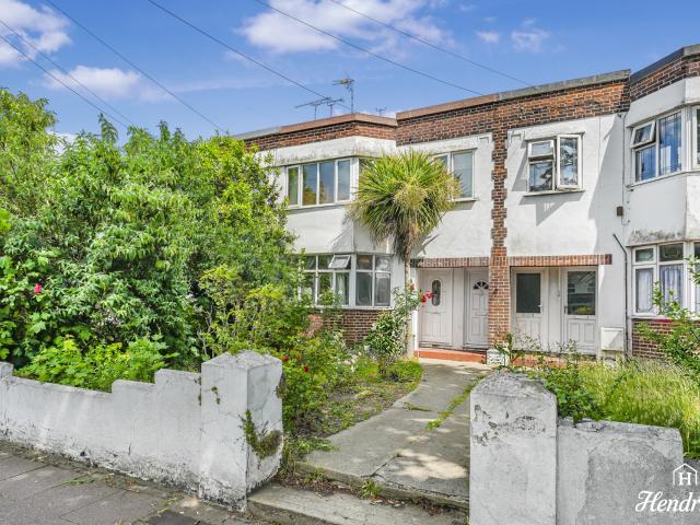 Flat for sale in Alton Barnes, Essex