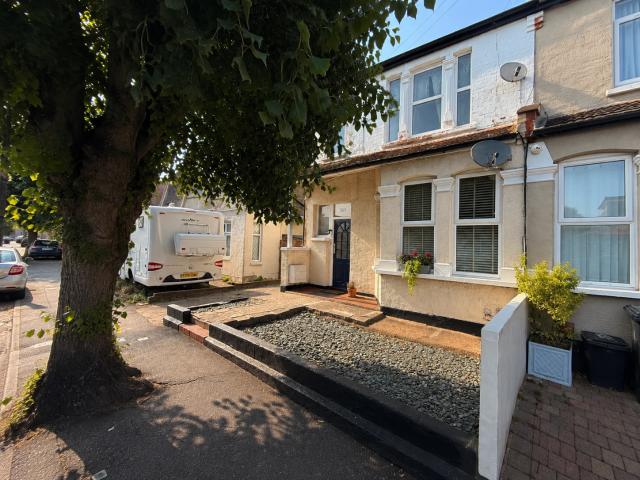 Flat for sale in Alton Barnes, Essex