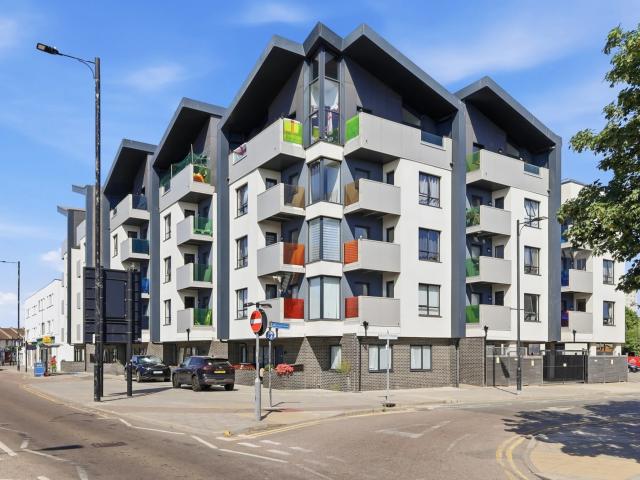 Flat for sale in Alton Barnes, Essex
