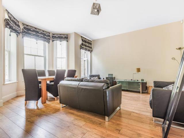 Apartment for rent in Middle Park, Greater London