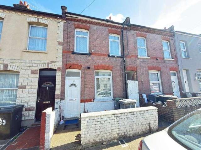 House for sale in Farley Hill, Luton