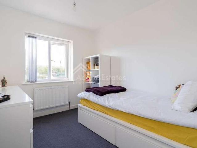 House for sale in Thornhill Lees, Dewsbury