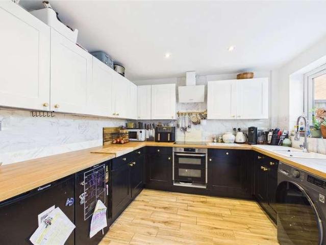 House for sale in Heol-las, Surrey