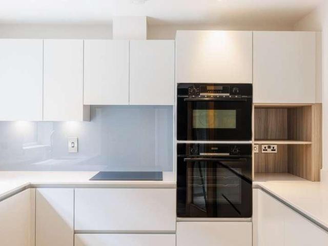 House for sale in Hillview, Surrey