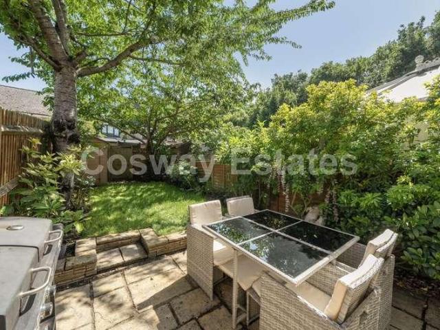 House for sale in Colney Hatch, Greater London
