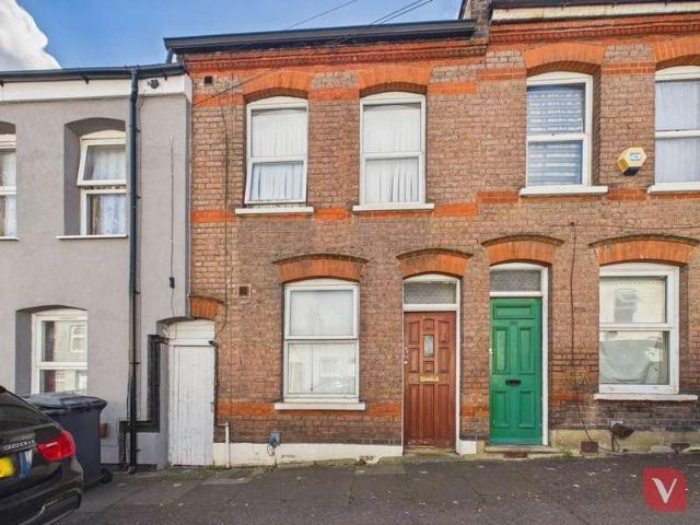 House for sale in Spring Park, Luton