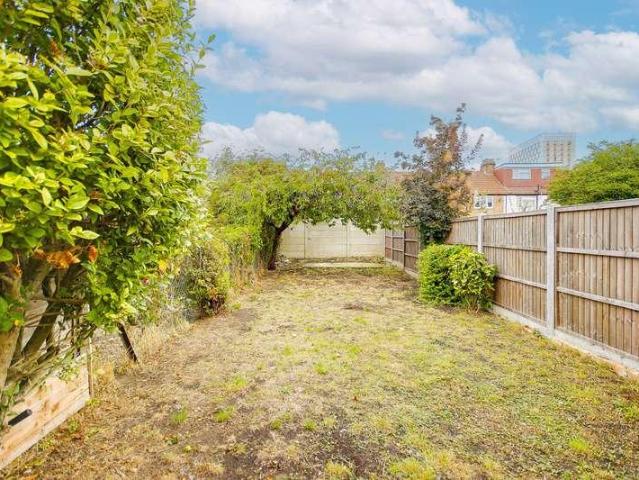 House for sale in Upper Edmonton, Greater London
