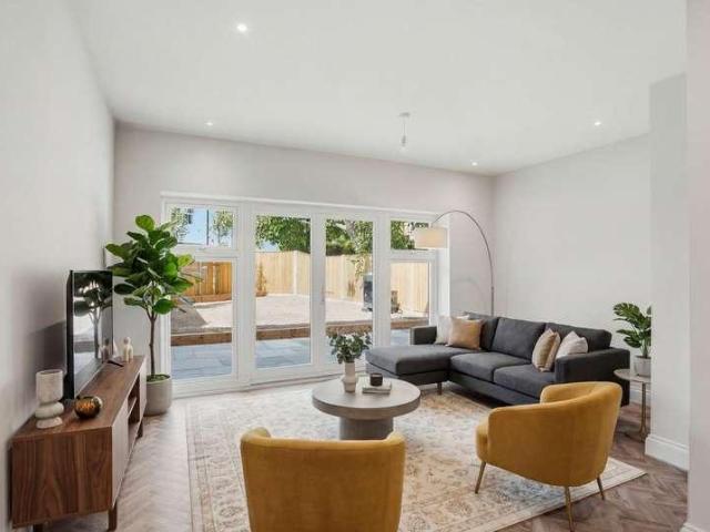 House for sale in Woodcote, Epsom