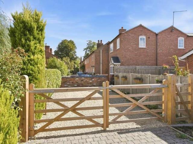 House for sale in Tiddington, Alderminster