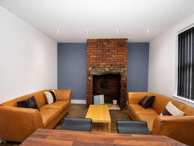 House for sale in Hyde Park, West Yorkshire