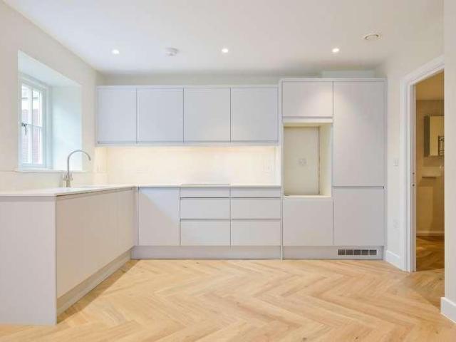 House for sale in Stoneleigh, Ewell