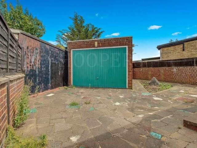 House for sale in Kingsbury, Greater London