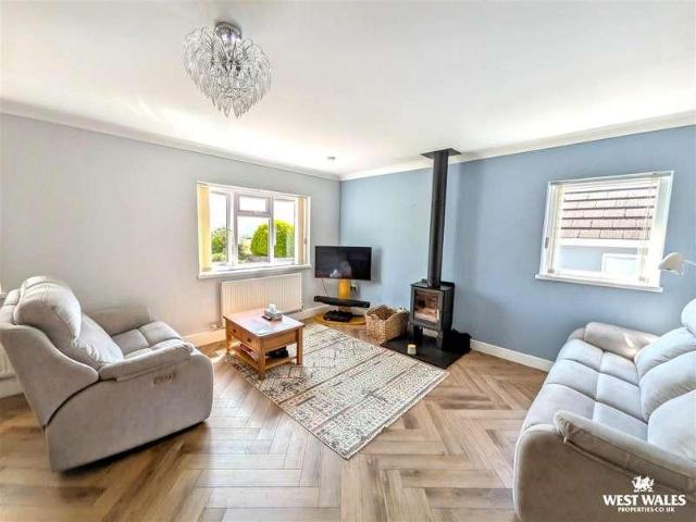 House for sale in Llangyndeyrn, Meinciau
