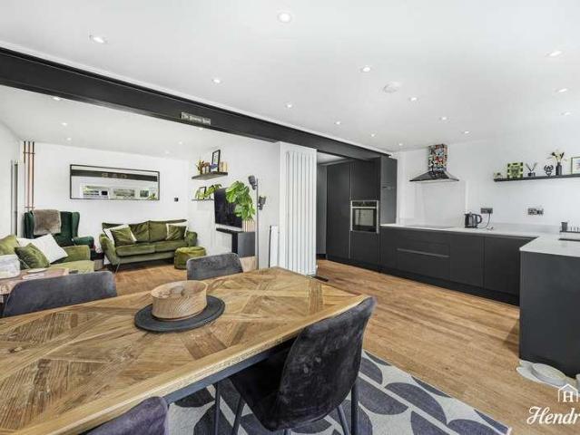 House for sale in Stroud Green, Barling