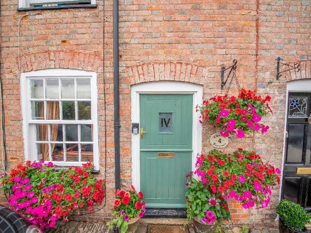 House for sale in The Butts, Kent