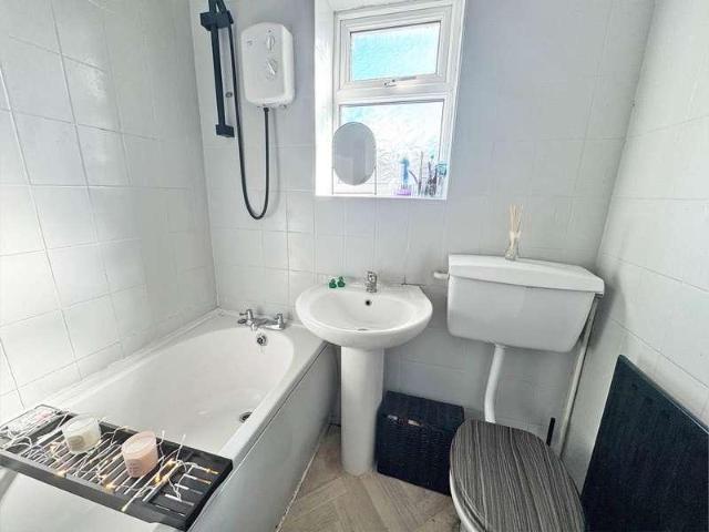 House for sale in Cowlishaw, Oldham