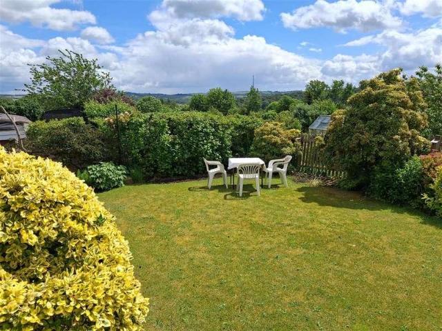 House for sale in Almondbury, West Yorkshire
