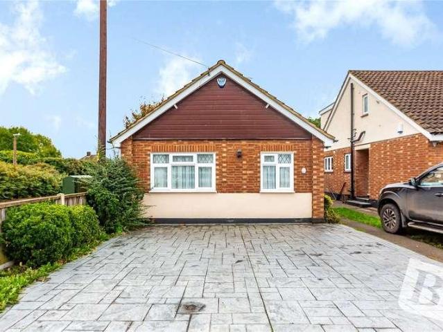 House for sale in Pilgrims' Hatch, Navestock Side