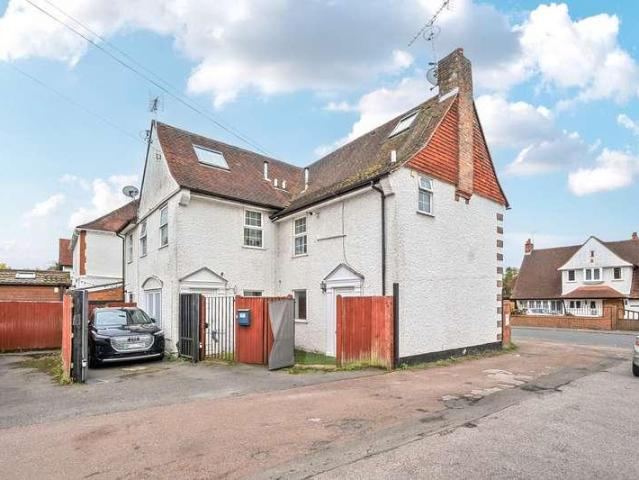House for sale in Gerrards Cross, Tatling End
