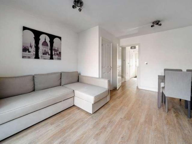 House for sale in Heol-las, Surrey
