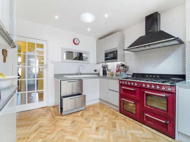 House for sale in Stoneleigh, Ewell