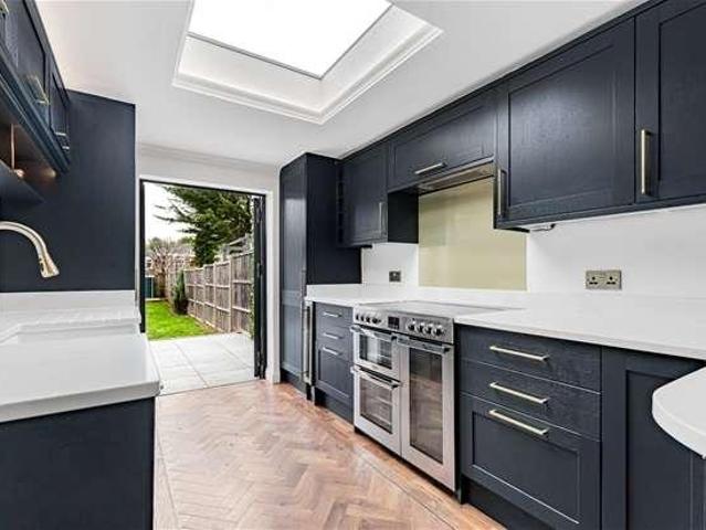 House for sale in Hatching Green, Five Acres