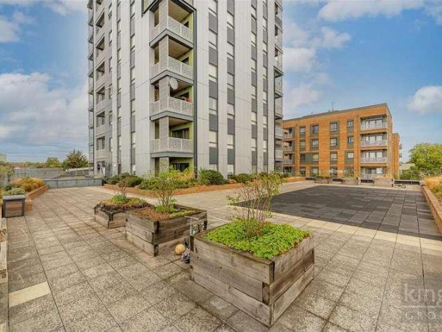 Flat for sale in Upper Edmonton, Greater London