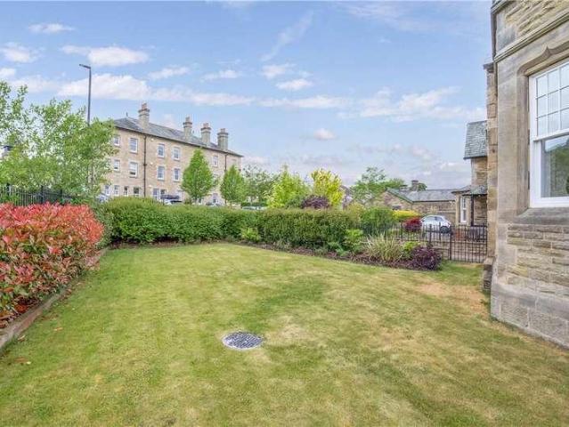 House for sale in Tranmere Park, West Yorkshire