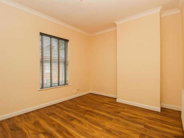 House for sale in Belle Isle, West Yorkshire