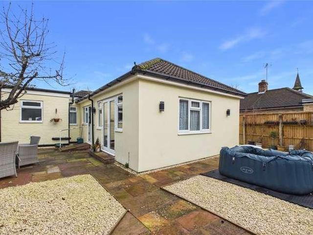 House for sale in West End, Heol-las