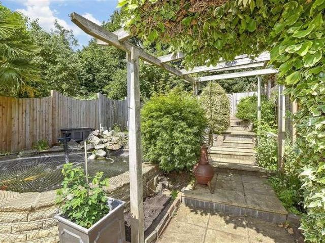 House for sale in Caterham on the Hill, Hillview