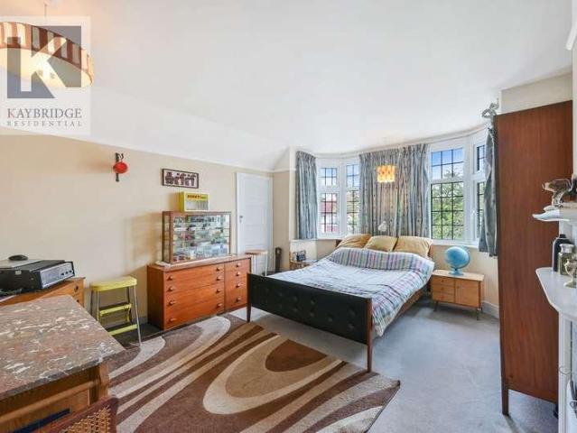 House for sale in Stoneleigh, Ewell