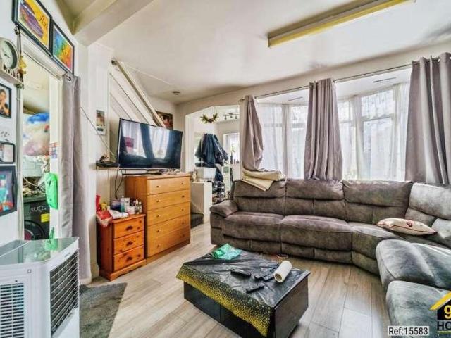 House for sale in London Borough of Ealing, Greenford
