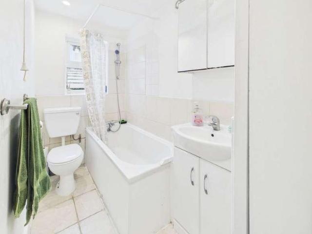 House for sale in Caterham on the Hill, Hillview