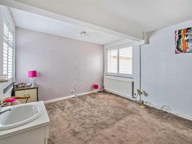 House for sale in Pinner, Hatch End