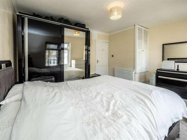 House for sale in Huddersfield, West Yorkshire