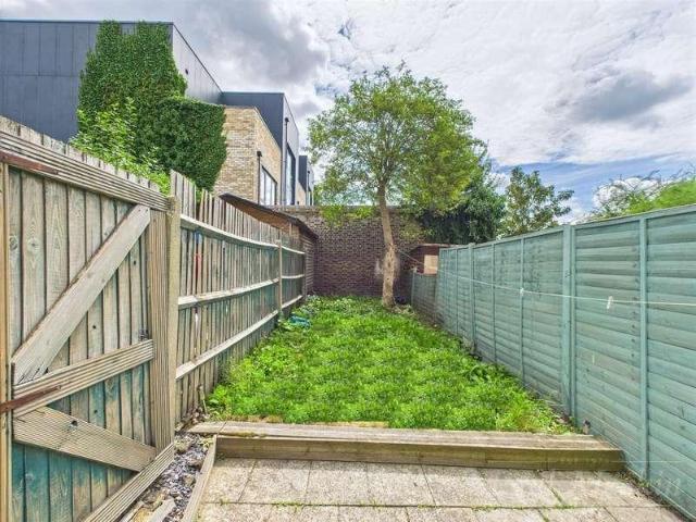 House for sale in Croydon, Waddon