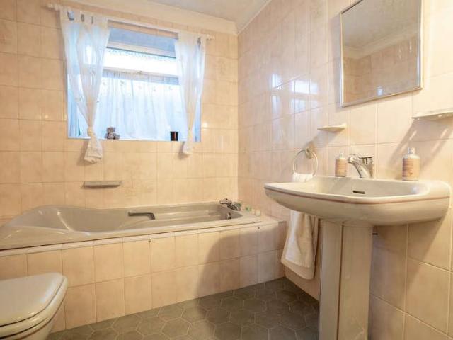 House for sale in Huddersfield, Highburton
