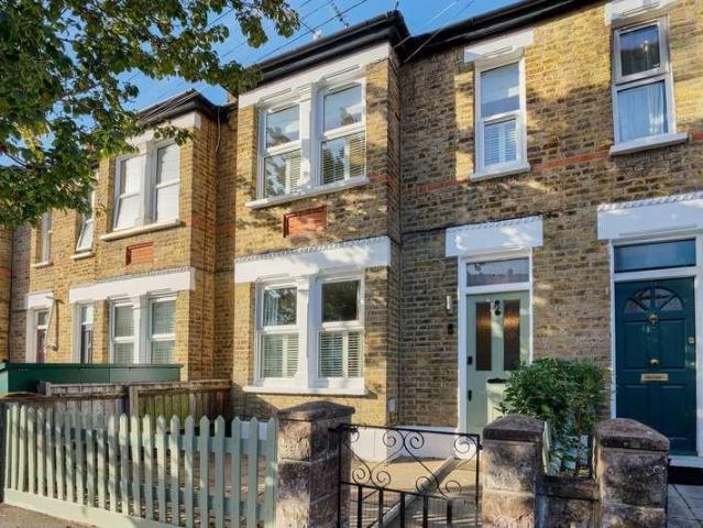 House for sale in The Apostles, Greater London