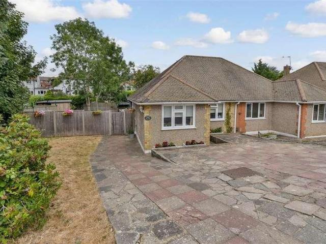 House for sale in Caterham on the Hill, Hillview