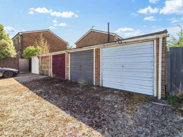 House for sale in Tattenham Corner, Red Hill