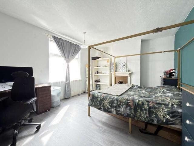 House for sale in Newfoundpool, Leicester