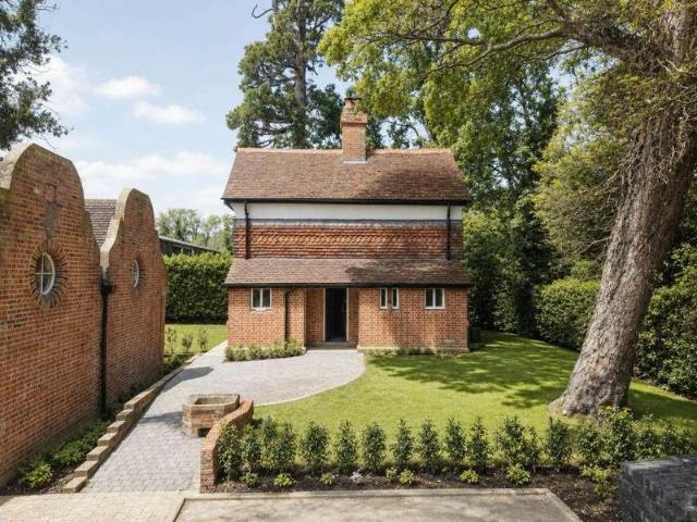 House for sale in Harrow Weald, Greater London